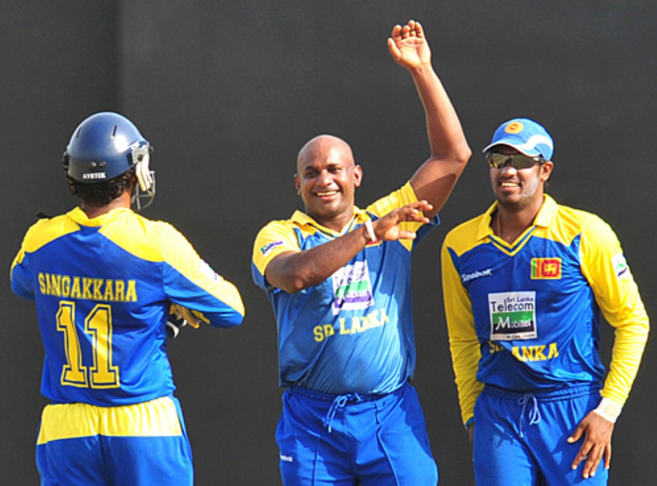 Sanath Jayasuriya rejoices after sending back Mohammad Yousuf, Sri Lanka v Pakistan, 5th ODI, Colombo, August 9, 2009