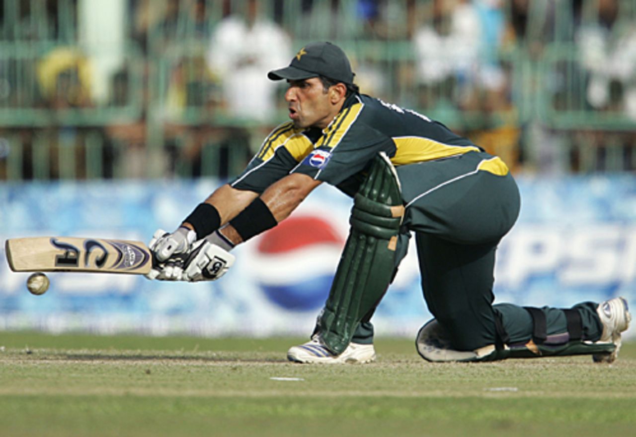 Misbah-ul-Haq reverse sweeps, Sri Lanka v Pakistan, 5th ODI, Colombo, August 9, 2009