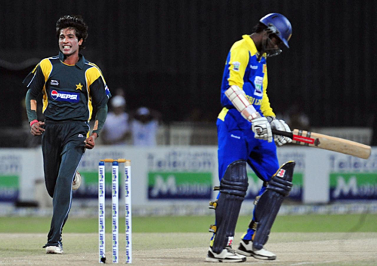 Mohammad Aamer is ecstatic after sending back Upul Tharanga, Sri Lanka v Pakistan, 5th ODI, Colombo, August 9, 2009