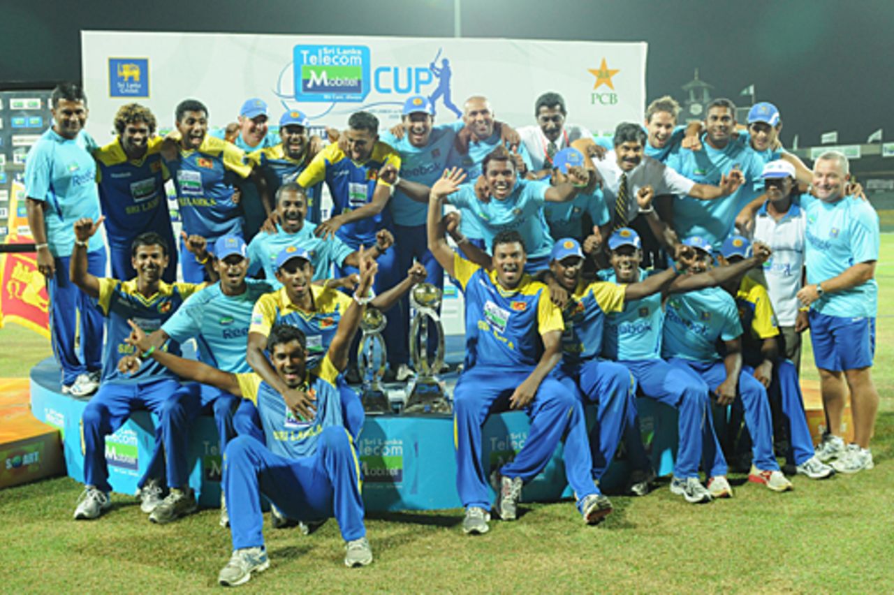 The Sri Lankan team celebrate the series victory, Sri Lanka v Pakistan, 5th ODI, Colombo, August 9, 2009