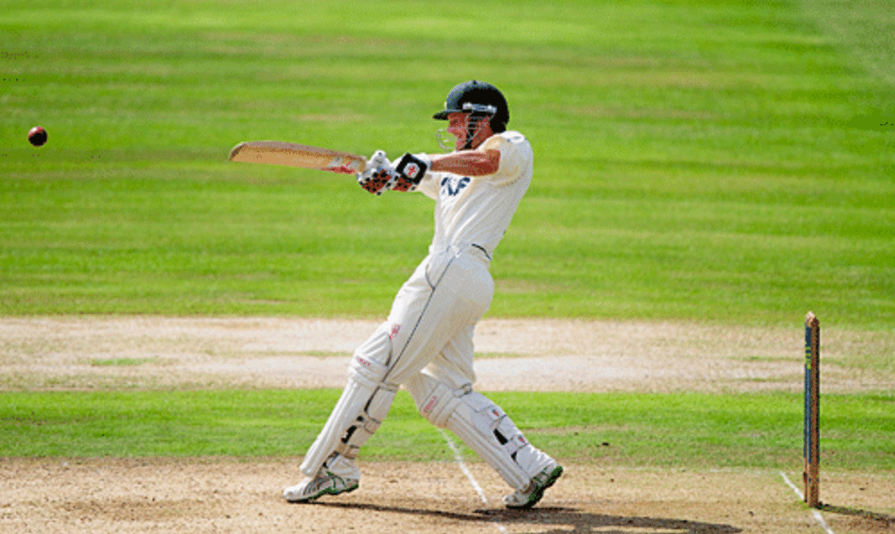 Chris Read pulls one towards the boundary, Nottinghamshire v Warwickshire, County Championship, Division One, Trent Bridge, August 11, 2009
