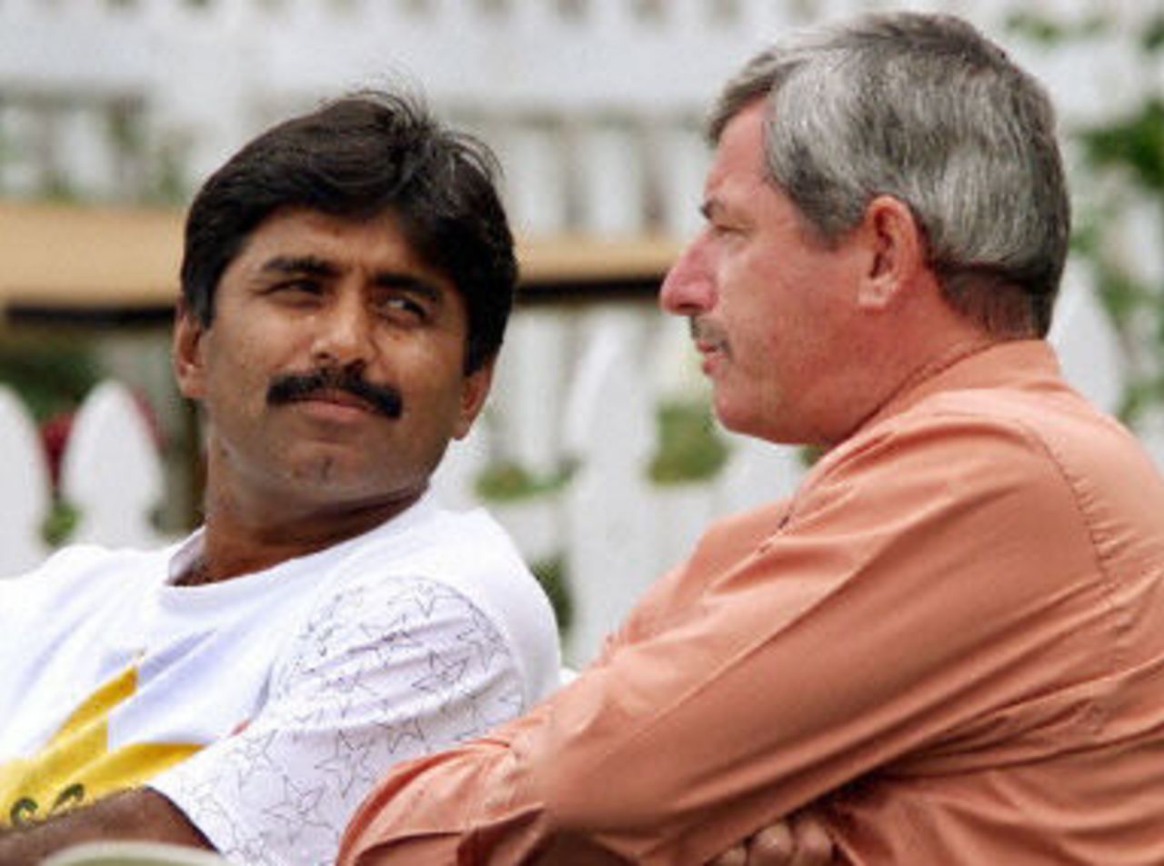 Two legends of the cricketing world, Pakistan coach Javed Miandad and New Zealand selector Sir Richard Hadlee chat, day 1, 3rd Test at Hamilton, 27-31 March 2001.