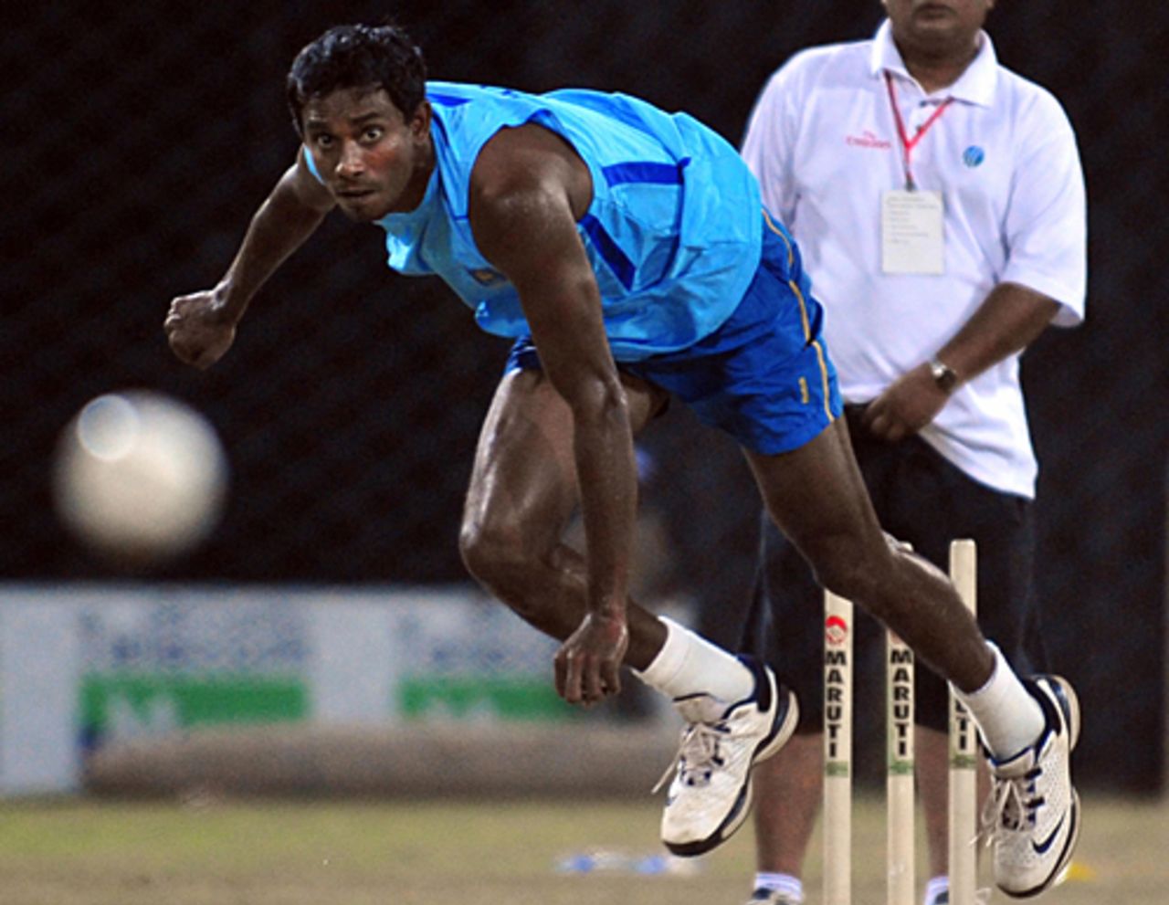Thilan Thushara bends his back, Colombo, August 11, 2009