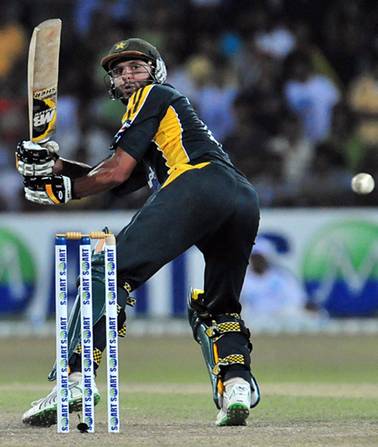 Shahid Afridi tries to be unorthodox, Sri Lanka v Pakistan, only Twenty20 international, Colombo, August 12, 2009