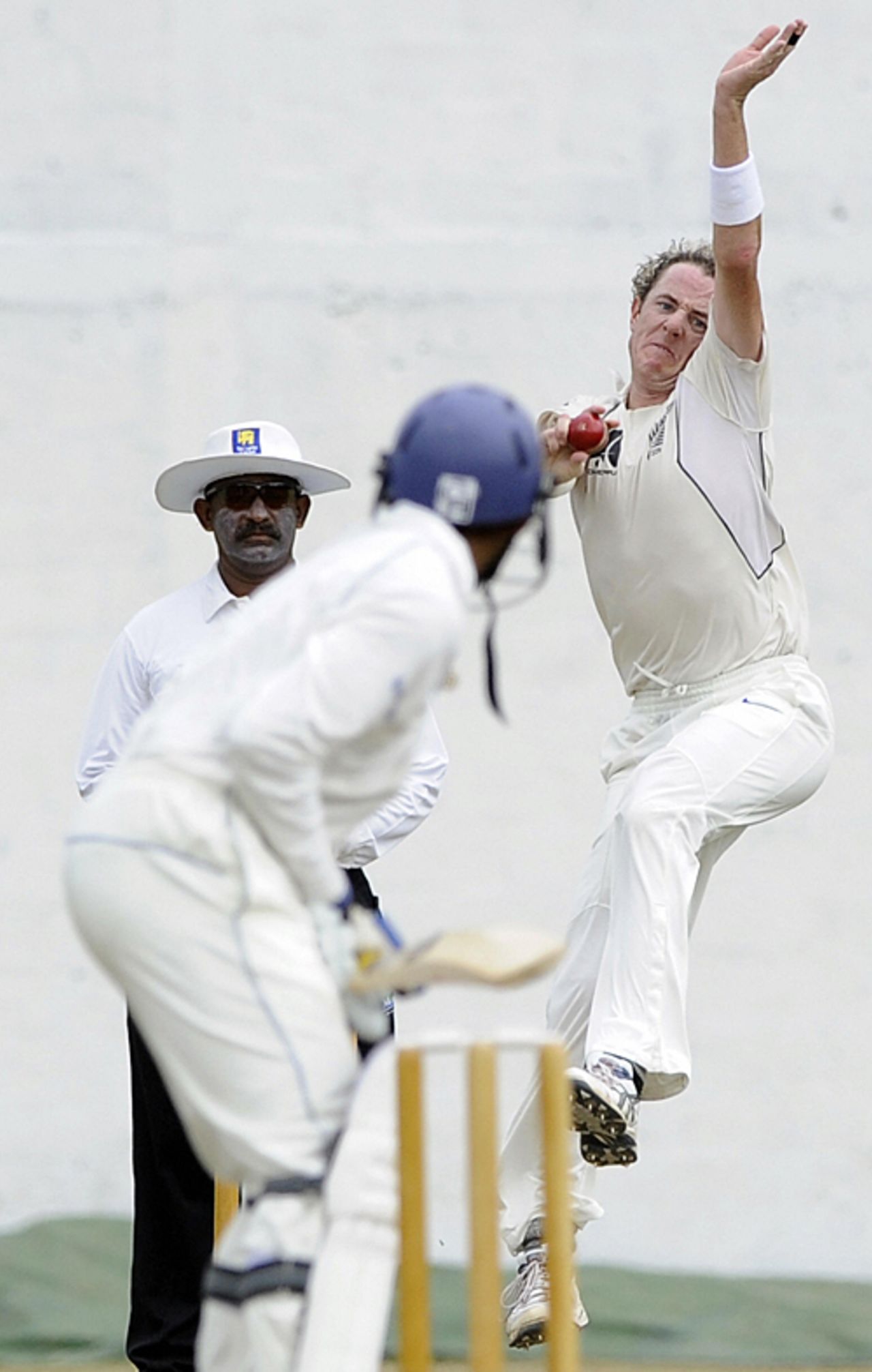 Iain O'Brien steams in, Sri Lanka Cricket Development XI v New Zealanders, tour match, Colombo, 2nd day, August 13, 2009