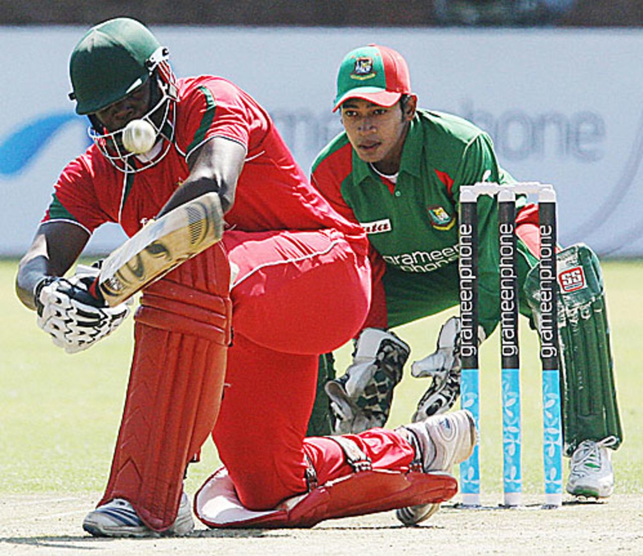 Hamilton Masakadza goes for the big hit, Zimbabwe v Bangladesh, 3rd ODI, Bulawayo, August 14, 2009