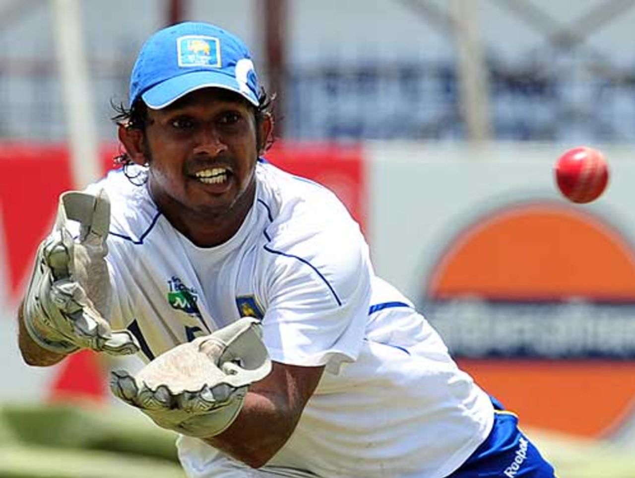 Prasanna Jayawardene focuses on the ball, Galle, August 17, 2009