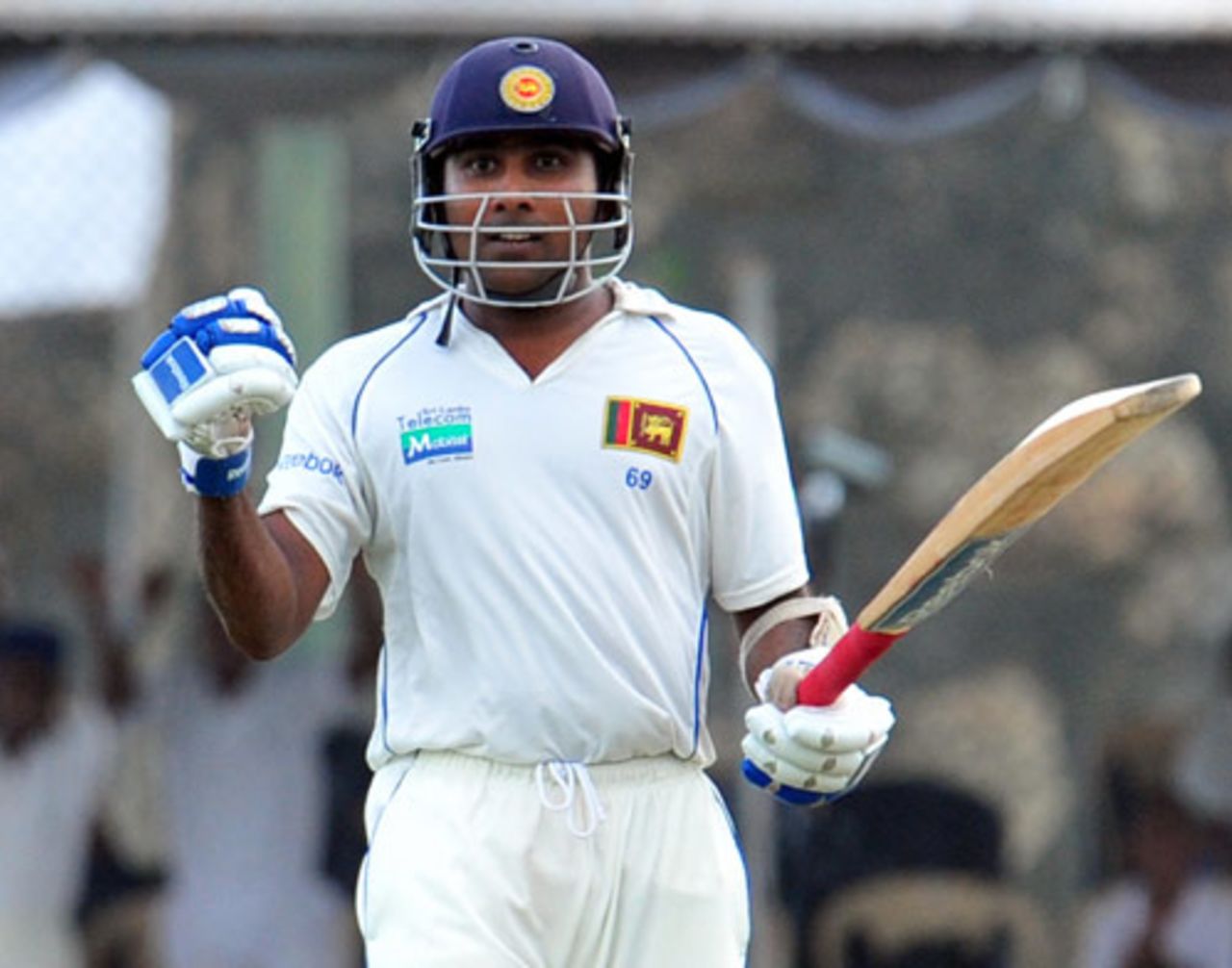 Mahela Jayawardene punches the air after getting his 26th Test century, Sri Lanka v New Zealand, 1st Test, Galle, 1st day, August 18, 2009