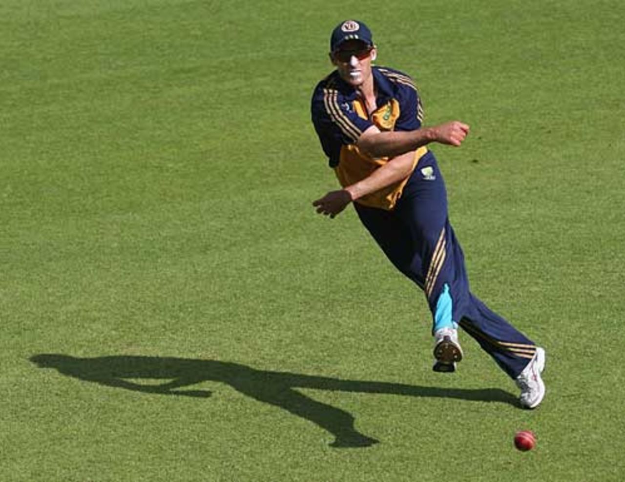 Mike Hussey goes through his fielding routines, The Oval, August 18, 2009