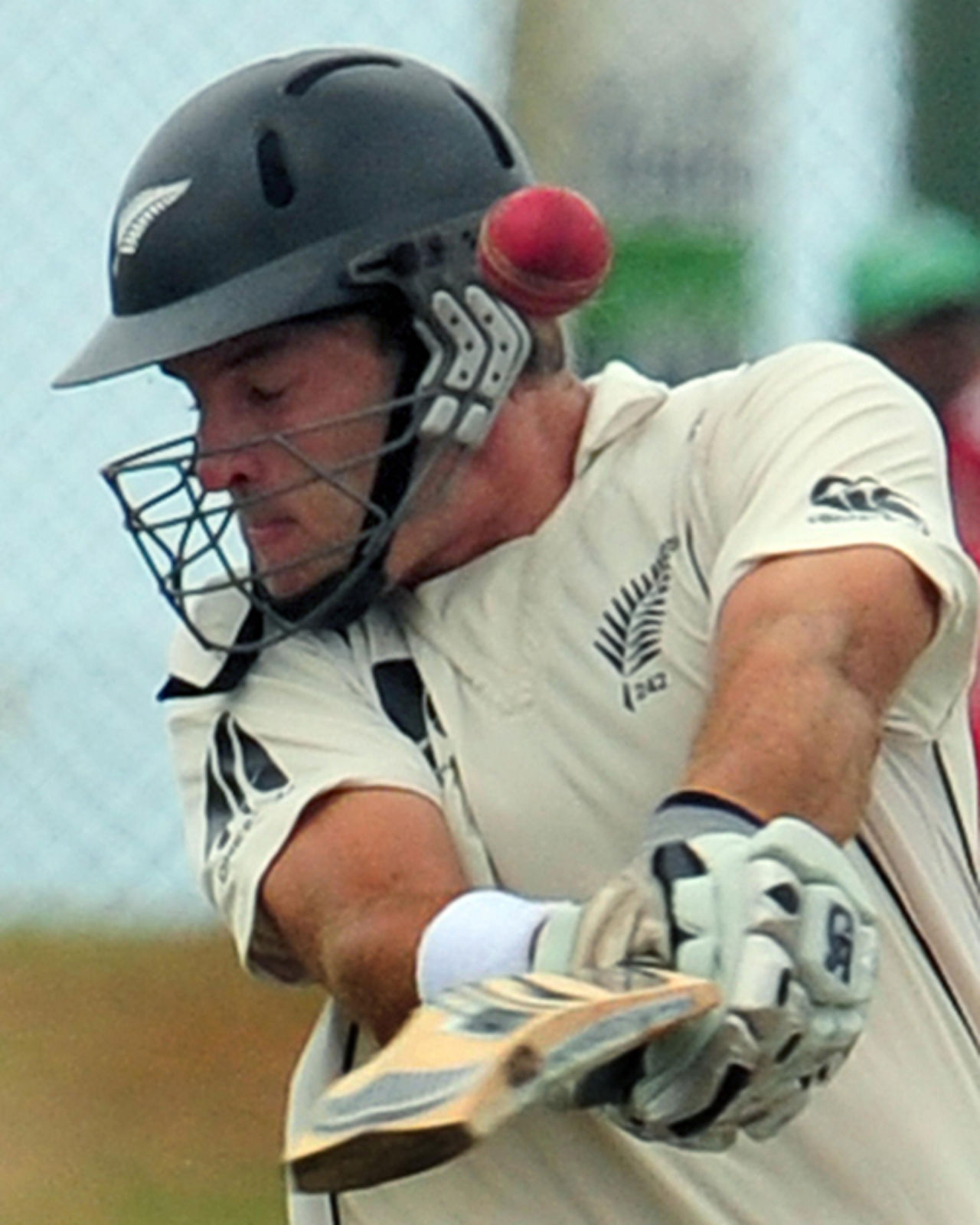 Tim McIntosh fails to deal with a short ball, Sri Lanka v New Zealand, 1st Test, Galle, 3rd day, August 20, 2009