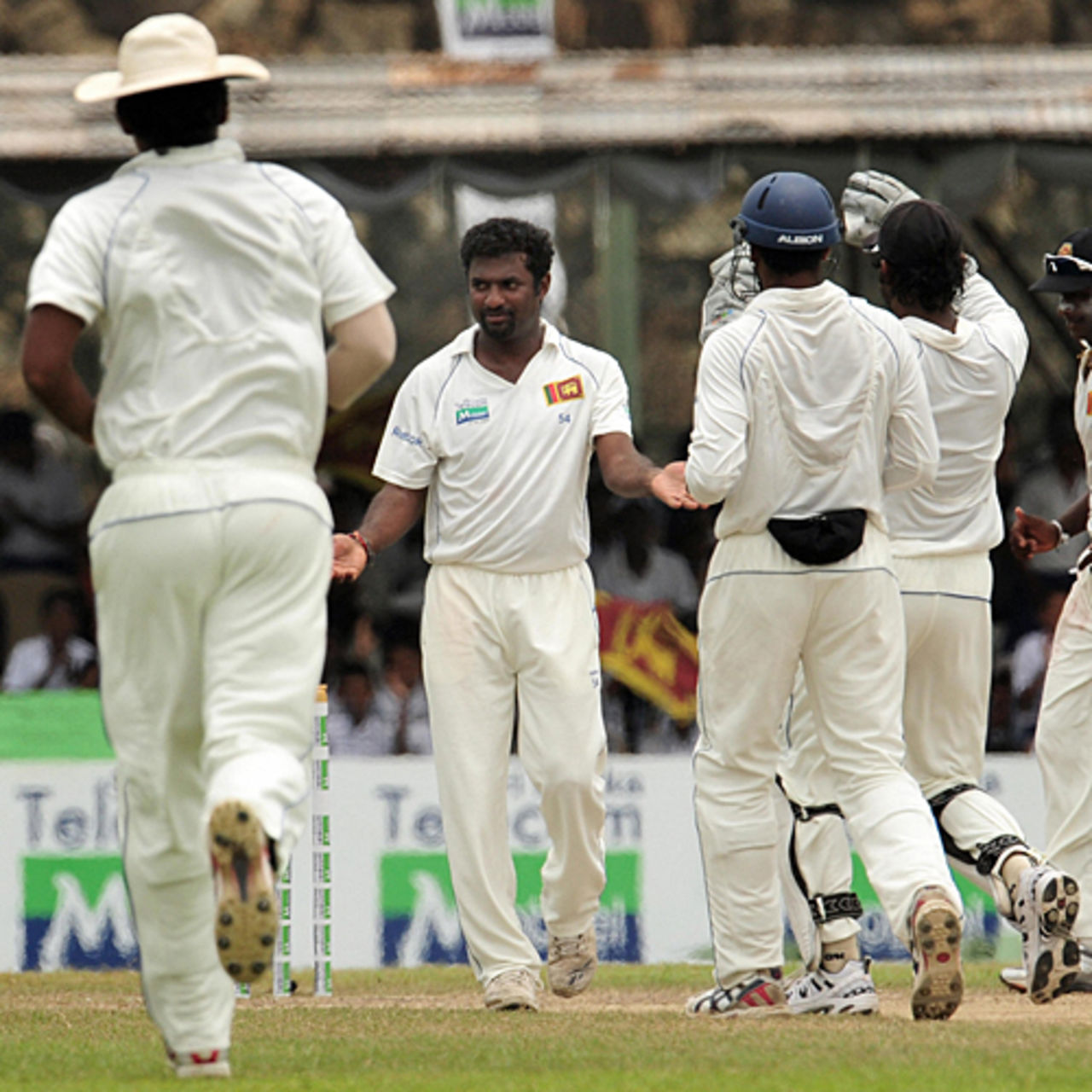 Team-mates run in to congratulate Muttiah Muralitharan after Jeetan Patel's dismissal, Sri Lanka v New Zealand, 1st Test, Galle, 3rd day, August 20, 2009