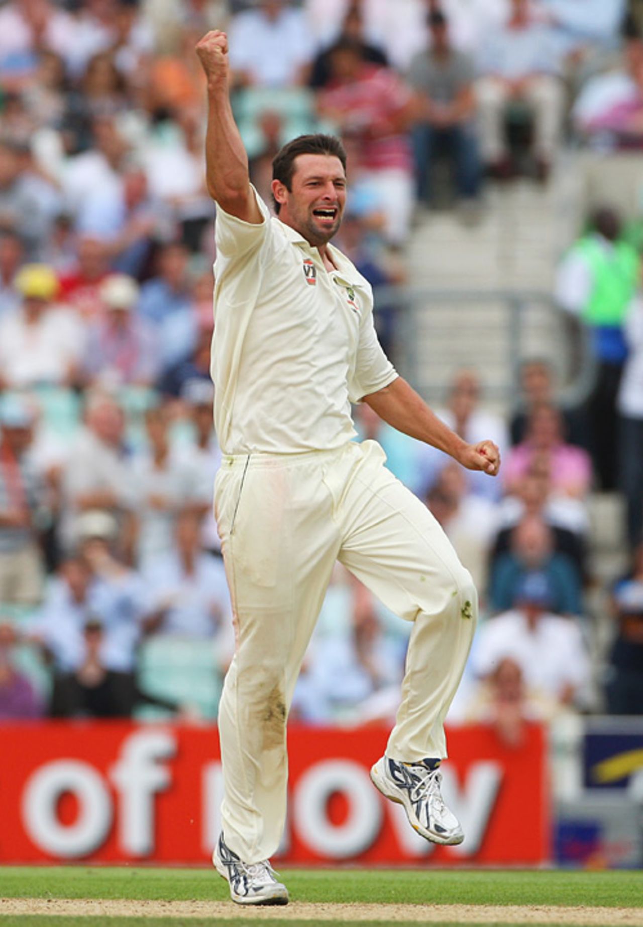 Ben Hilfenhaus celebrates his dismissal of Andrew Strauss, England v Australia, 5th Test, The Oval, 1st day, August 20, 2009