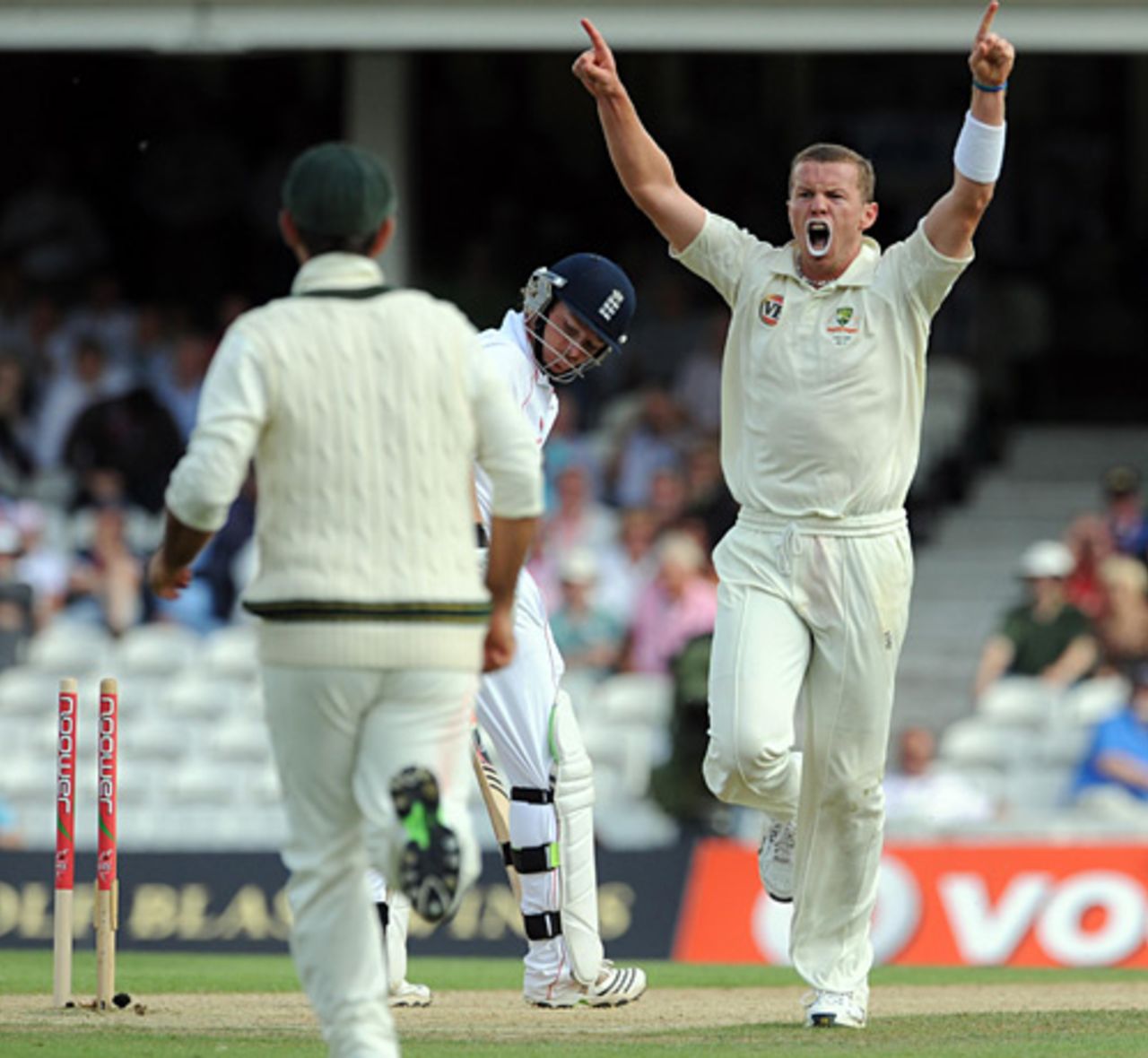 Peter Siddle takes his third wicket as Ian Bell finds two of his stumps left standing, England v Australia, 5th Test, The Oval, 1st day, August 20, 2009