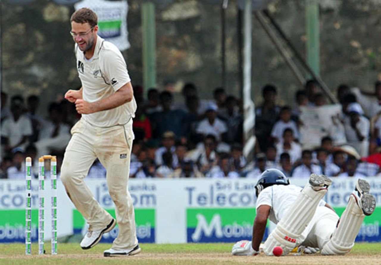 Daniel Vettori runs out Kumar Sangakkara, Sri Lanka v New Zealand, 1st Test, Galle, 4th day, August 21, 2009