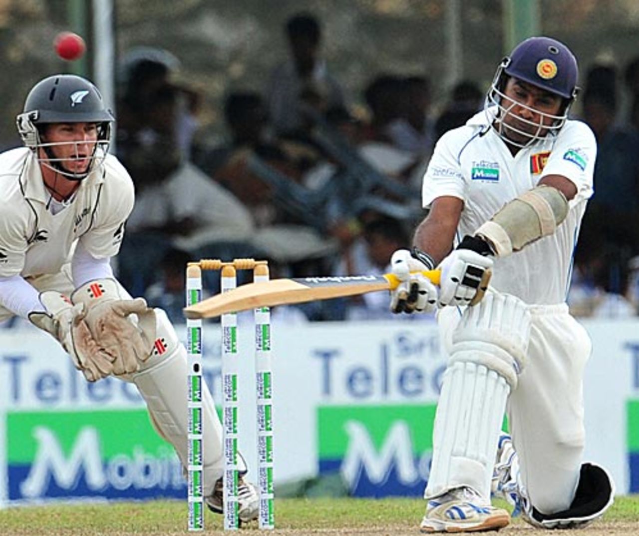Mahela Jayawardene plays the reverse-sweep, Sri Lanka v New Zealand, 1st Test, Galle, 4th day, August 21, 2009