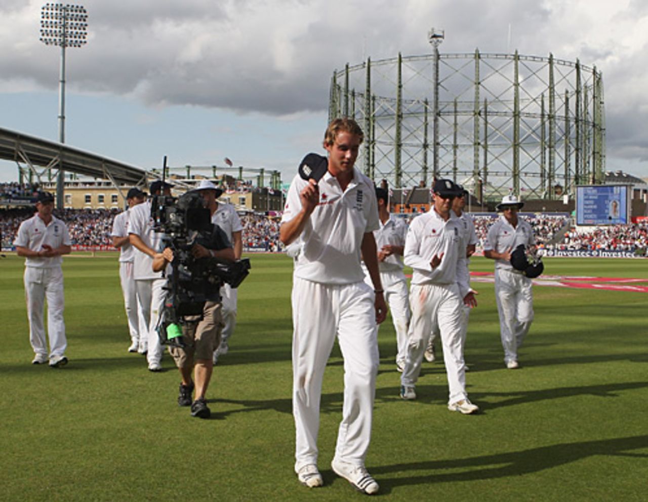 Stuart Broad leads England off the pitch at tea, England v Australia, 5th Test, The Oval, 2nd day, August 21, 2009