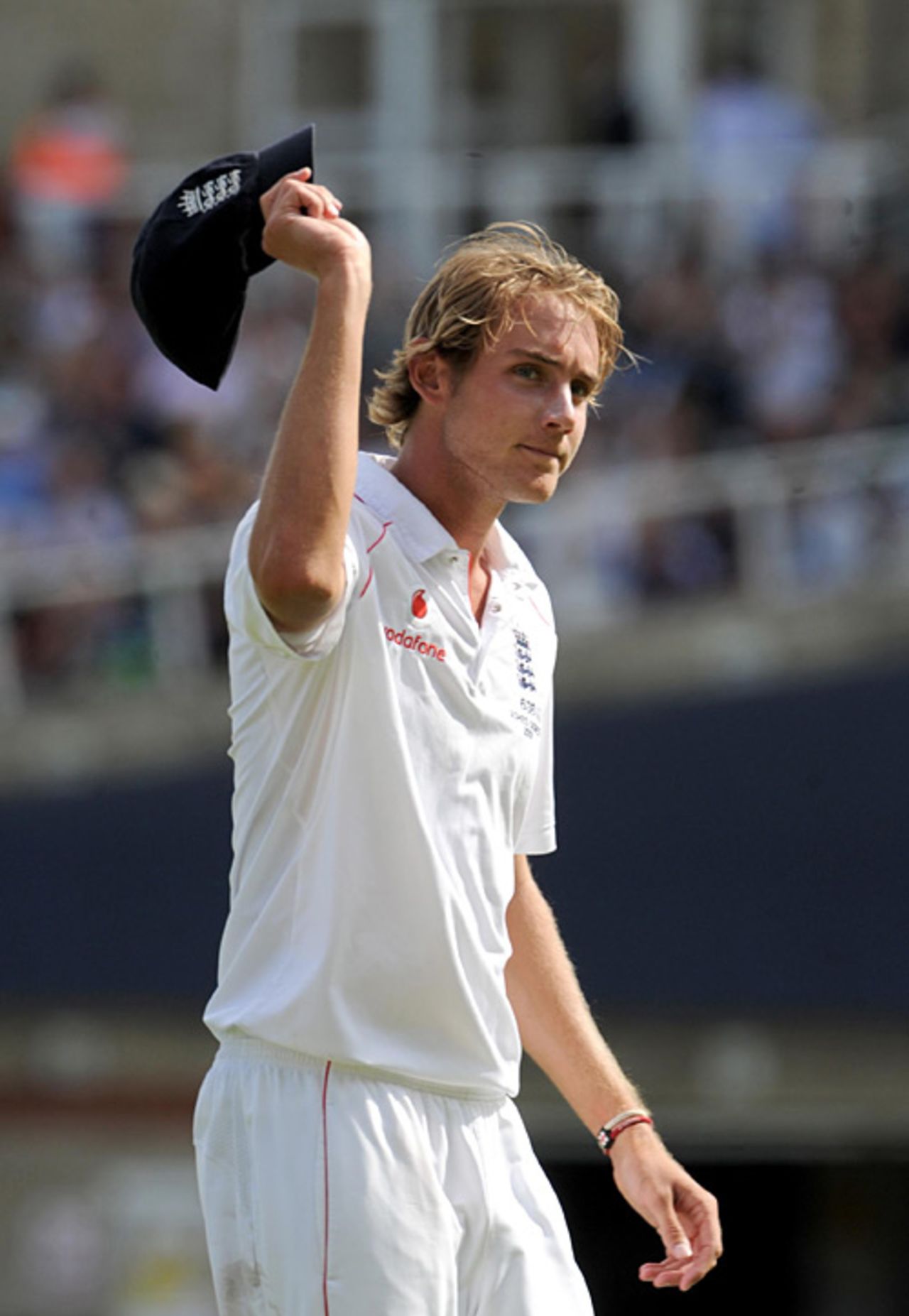 Stuart Broad acknowledges the crowd, England v Australia, 5th Test, The Oval, 2nd day, August 21, 2009