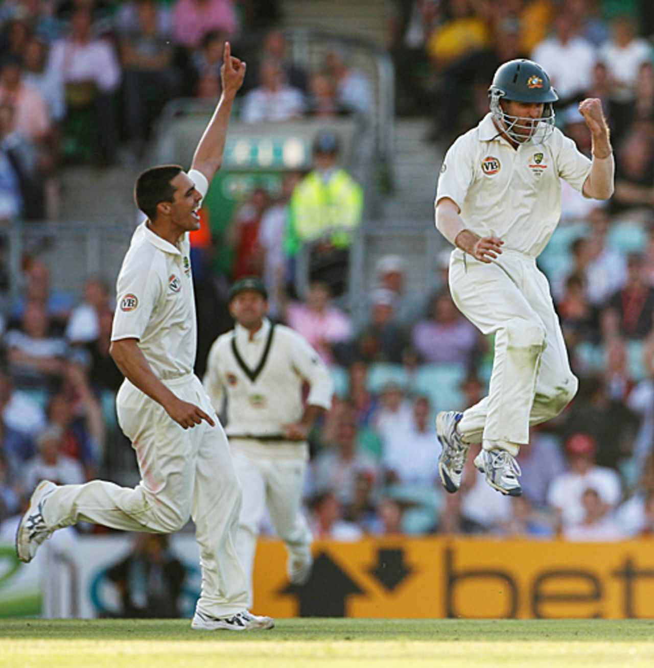 Mitchell Johnson celebrates Simon Katich's stunning reflexes at short-leg to catch Ian Bell, England v Australia, 5th Test, The Oval, 2nd day, August 21, 2009