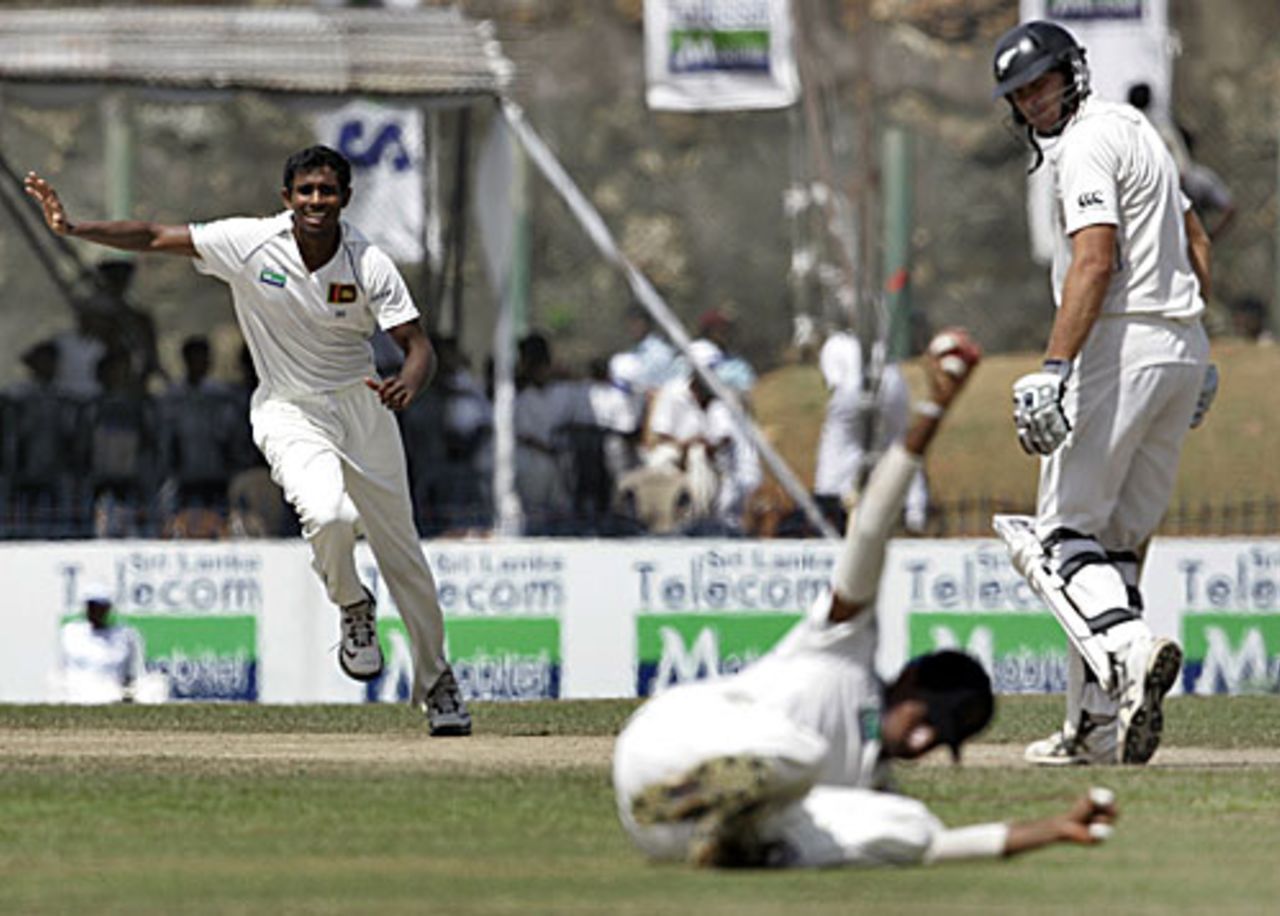Thilan Samaraweera takes a sharp catch at slip, Sri Lanka v New Zealand, 1st Test, Galle, 5th day, August 22, 2009 