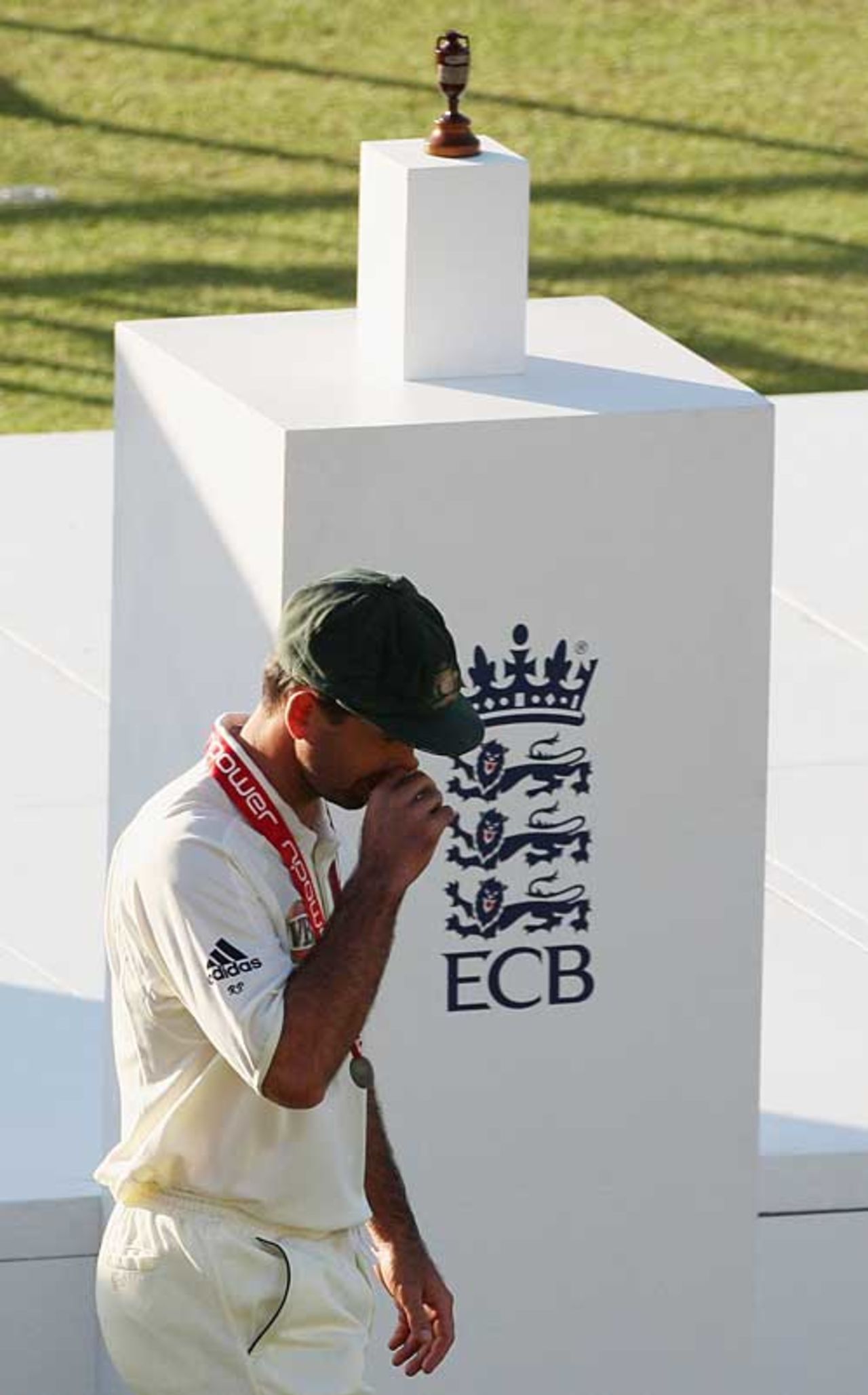 Ricky Ponting doesn't look at the prize that got away, England v Australia, 5th Test, The Oval, 4th day, August 23, 2009