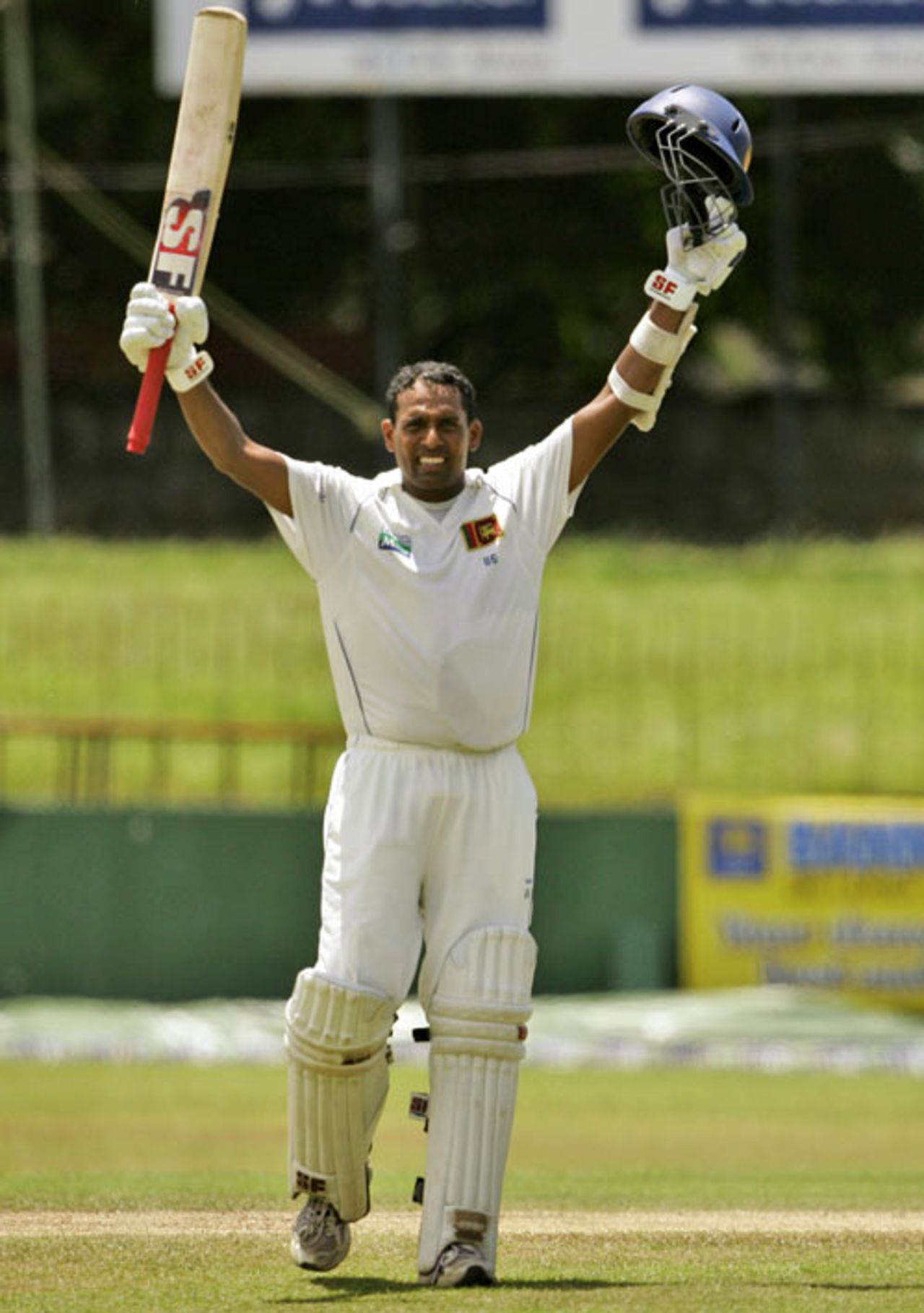 Thilan Samaraweera made his fourth Test century of the year, Sri Lanka v New Zealand, 2nd Test, SSC, Colombo, 2nd day, August 27, 2009  