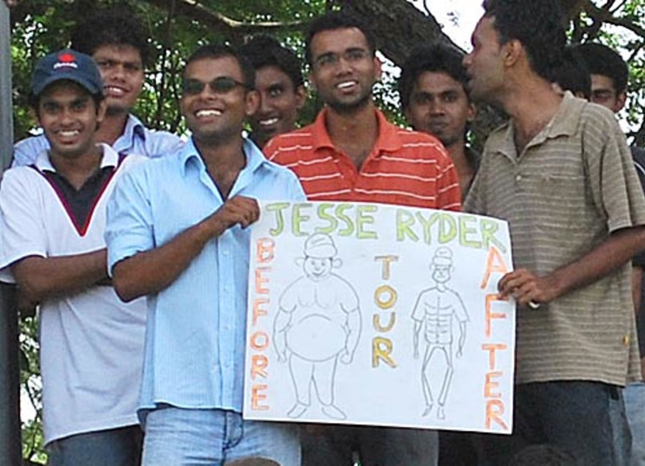 Sri Lankan fans take a dig at Jesse Ryder, Sri Lanka v New Zealand, 2nd Test, SSC, Colombo, 3rd day, August 28, 2009 