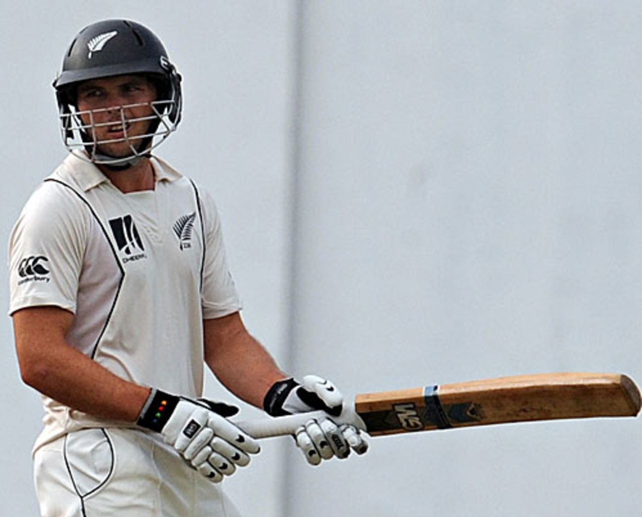 Daniel Flynn knows he has to walk back to the pavilion, Sri Lanka v New Zealand, 2nd Test, SSC, Colombo, 4th day, August 29, 2009