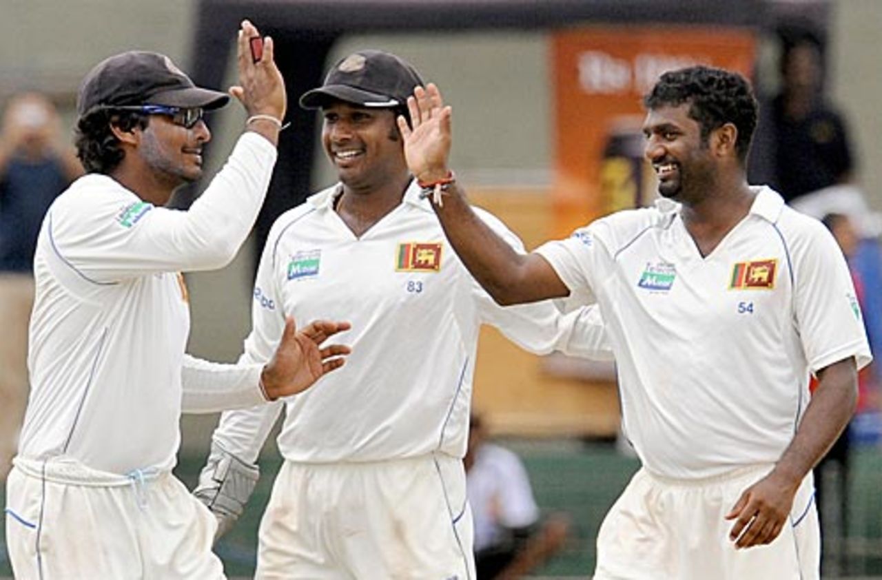 Kumar Sangakkara and Muttiah Muralitharan are glad to see the back of Jeetan Patel, Sri Lanka v New Zealand, 2nd Test, SSC, 5th day, August 30, 2009