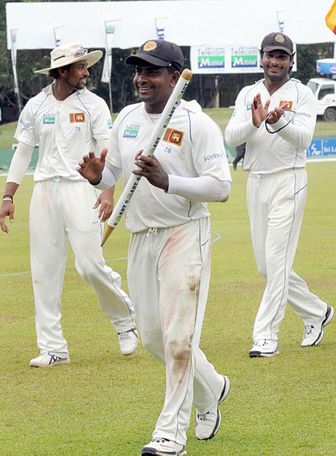 Rangana Herath is applauded by his team-mates, Sri Lanka v New Zealand, 2nd Test, SSC, 5th day, August 30, 2009