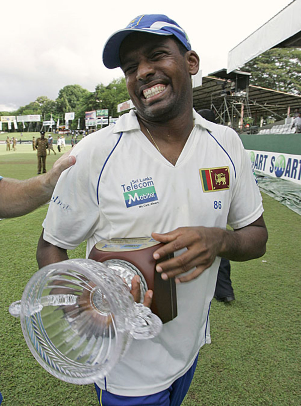 Thilan Samaraweera is chuffed after picking up the Man-of-the-Series award, Sri Lanka v New Zealand, 2nd Test, SSC, 5th day, August 30, 2009