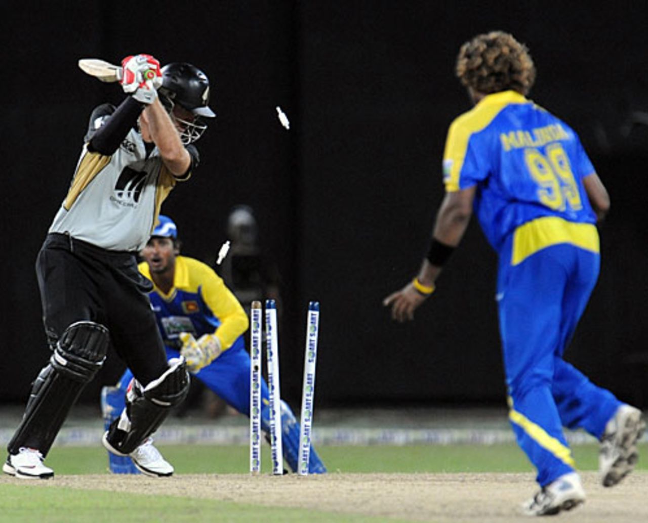 Lasith Malinga cleans up Daniel Vettori, Sri Lanka v New Zealand, 1st Twenty20, Colombo, September 2, 2009