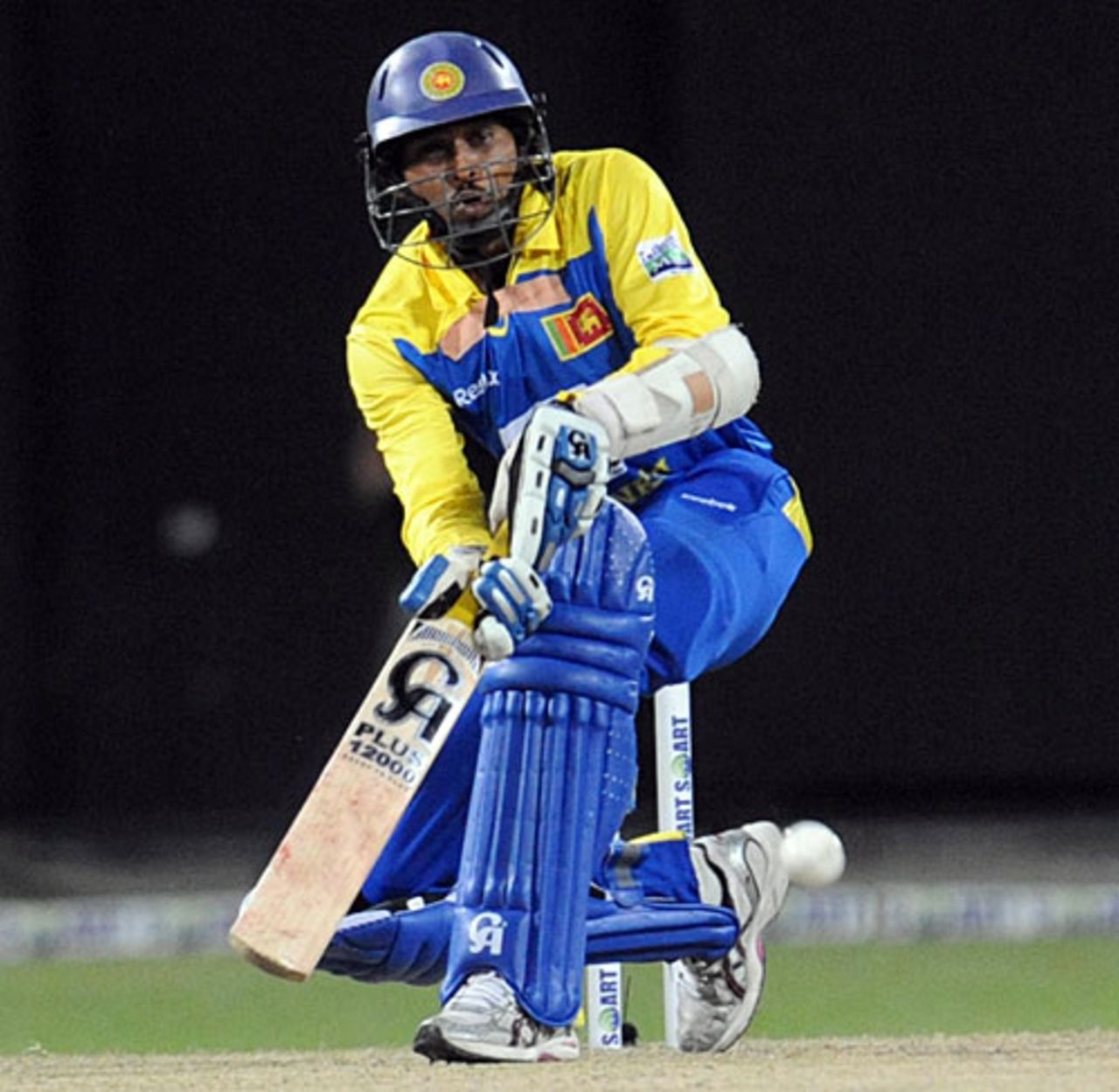 Tillakaratne Dilshan scoops the ball over his head, Sri Lanka v New Zealand, 1st Twenty20, Colombo, September 2, 2009
