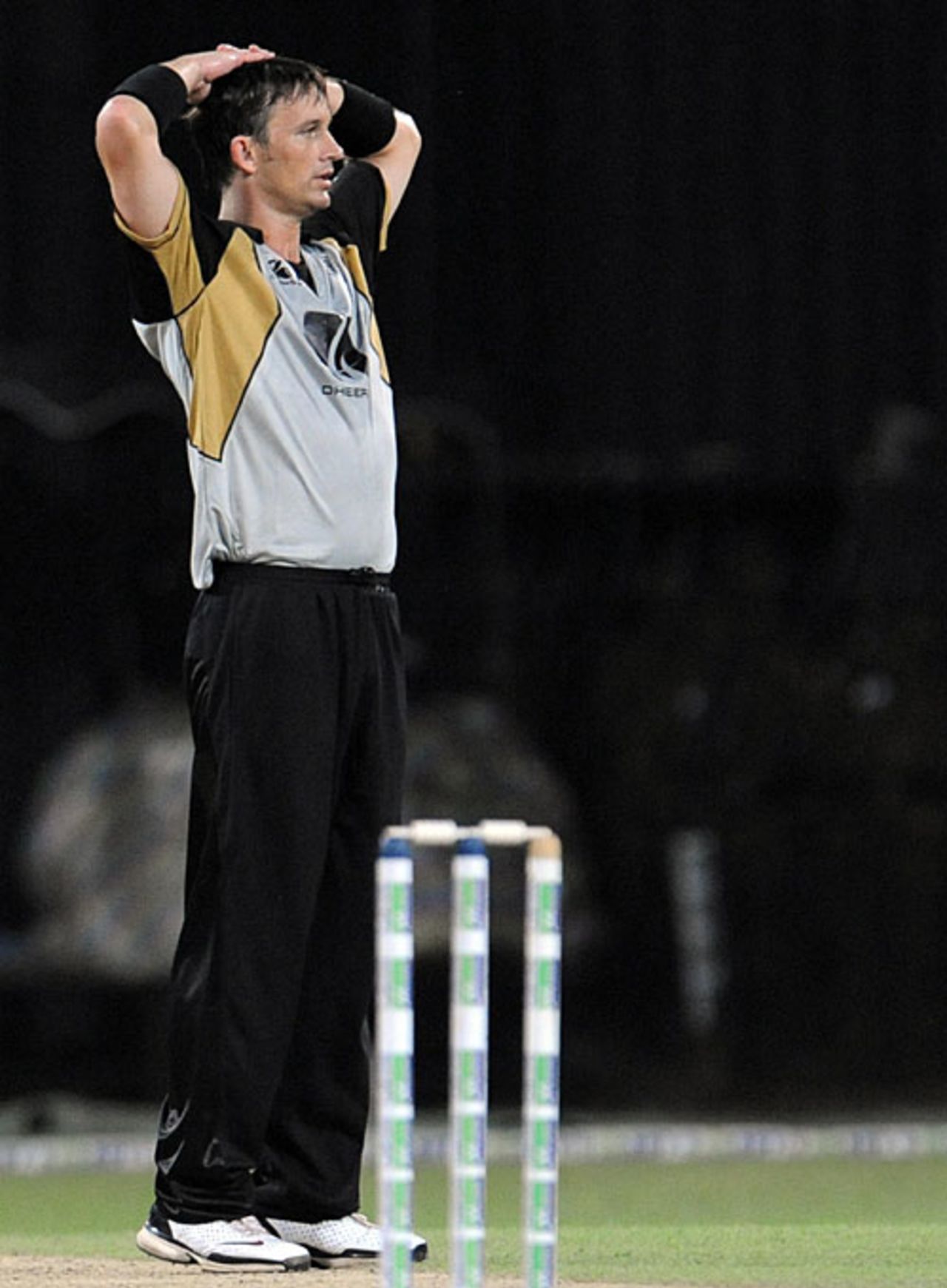 A hapless Shane Bond looks on, Sri Lanka v New Zealand, 1st Twenty20, Colombo, September 2, 2009