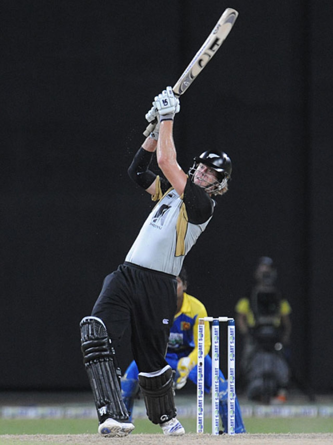 Jacob Oram heaves it to long-on, Sri Lanka v New Zealand, 2nd Twenty20, Colombo, September 4, 2009