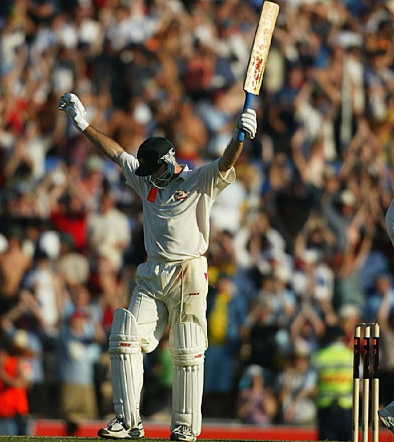 Steve Waugh acknowledges applause for his century against England at Sydney, 3 January, 2003