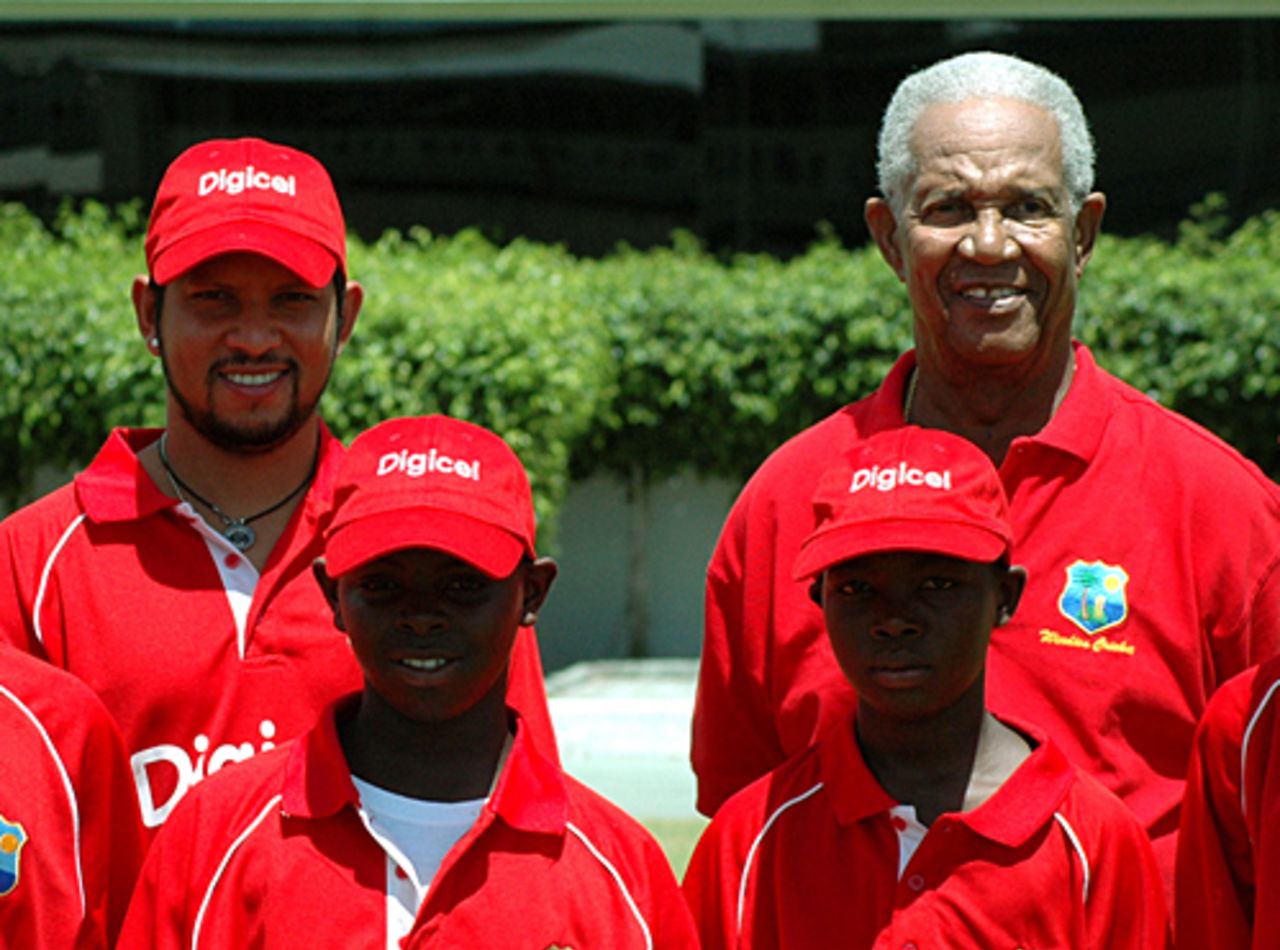 Ramnaresh Sarwan and Sir Garry Sobers with participants at a Digicel Cricket Clinic, Barbados, September 7, 2009