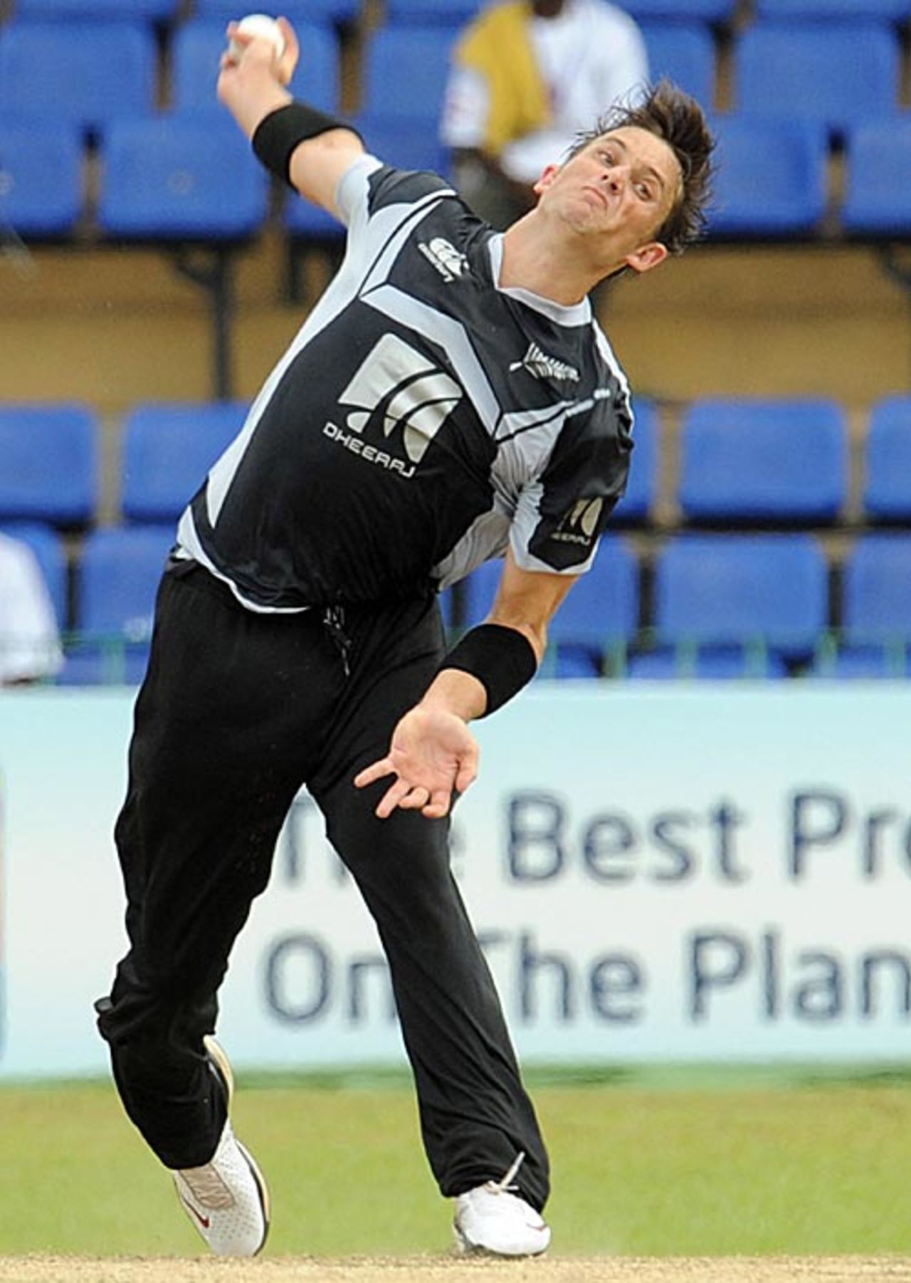 Shane Bond is all effort, Sri Lanka v New Zealand, 1st match, Compaq Cup, Colombo, September 8, 2009