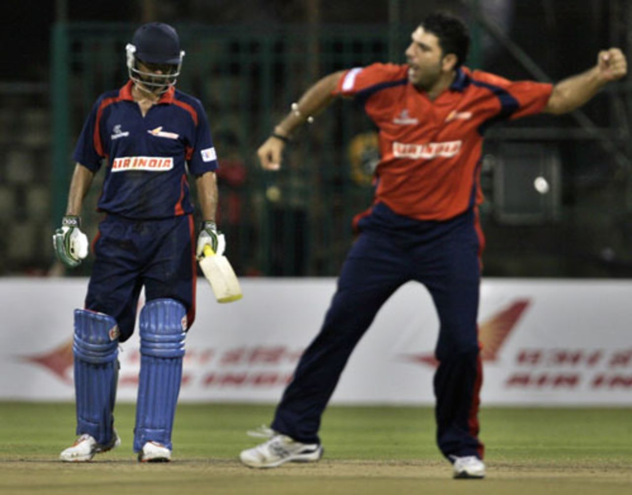 Yuvraj Singh gets the big wicket of MS Dhoni, Air India Blue v Air India Red, BCCI Corporate Trophy final, Bangalore, September 8 ,2009