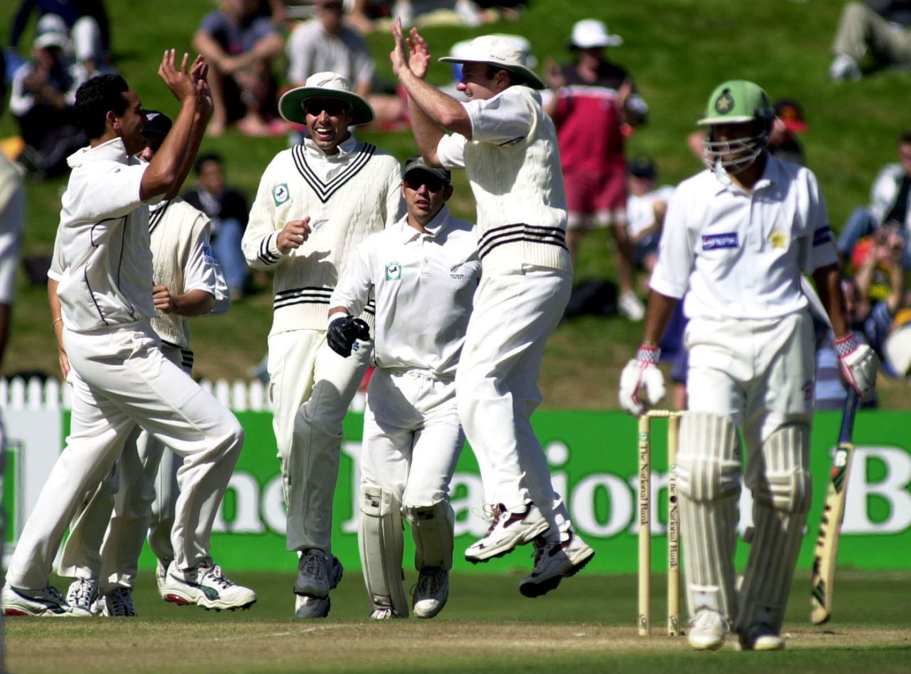 New Zealand celebrate the dismissal of Faisal Iqbal, New Zealand v Pakistan, 3rd Test, Hamilton, 4th day, March 30, 2001