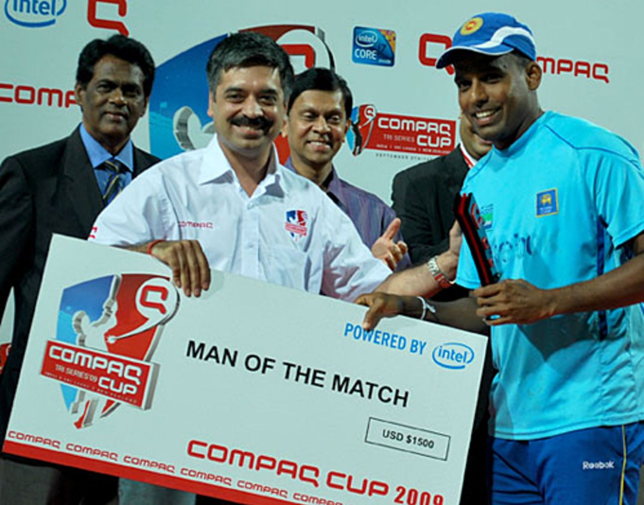 Thilan Samaraweera picks up the Man-of-the-Match award, Sri Lanka v New Zealand, 1st match, Compaq Cup, Colombo, September 8, 2009