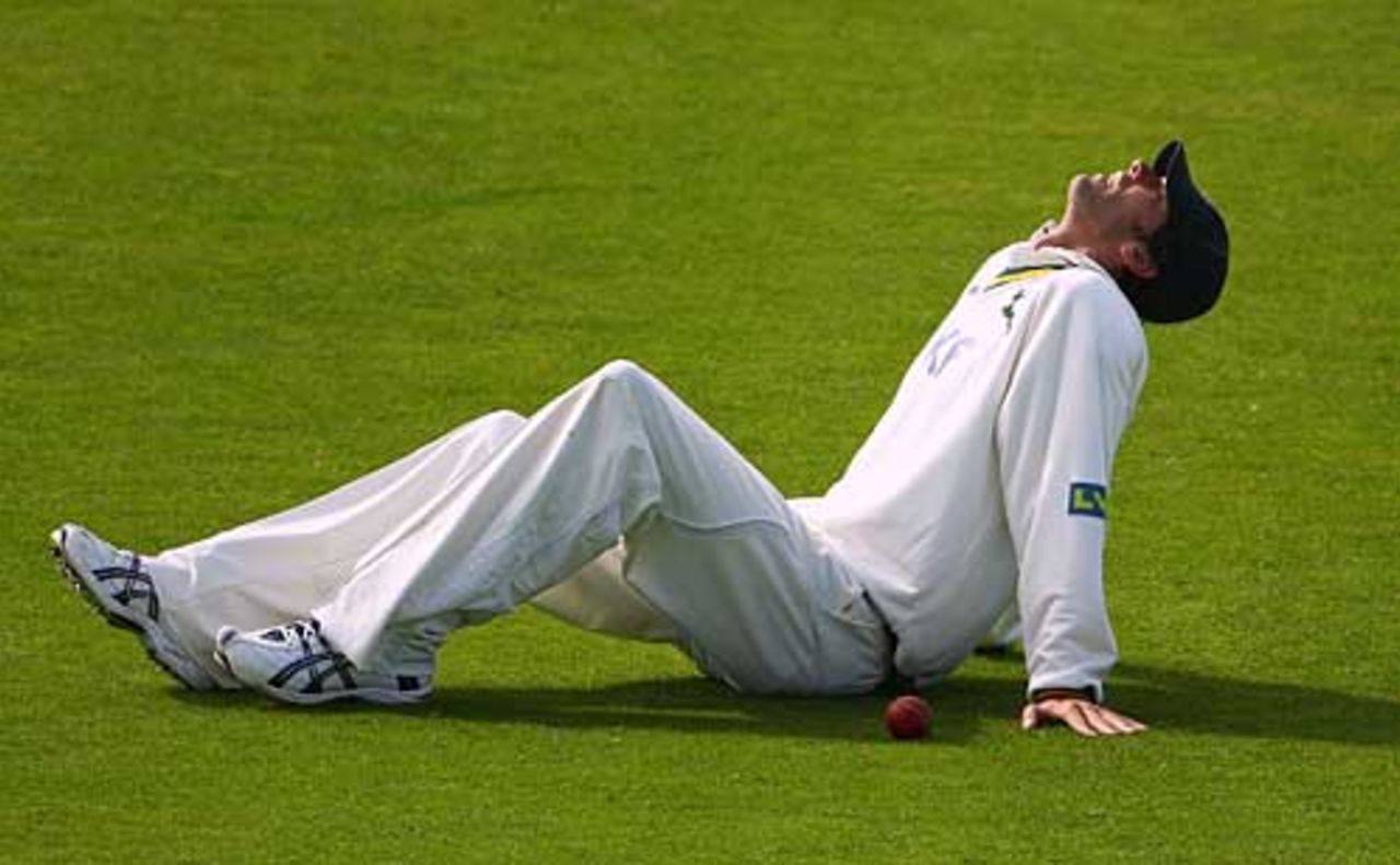 Charlie Shreck feels the pain in the field against Durham, Durham v Nottinghamshire, County Championship, 1st day, Chester-le-Street, September 9, 2009