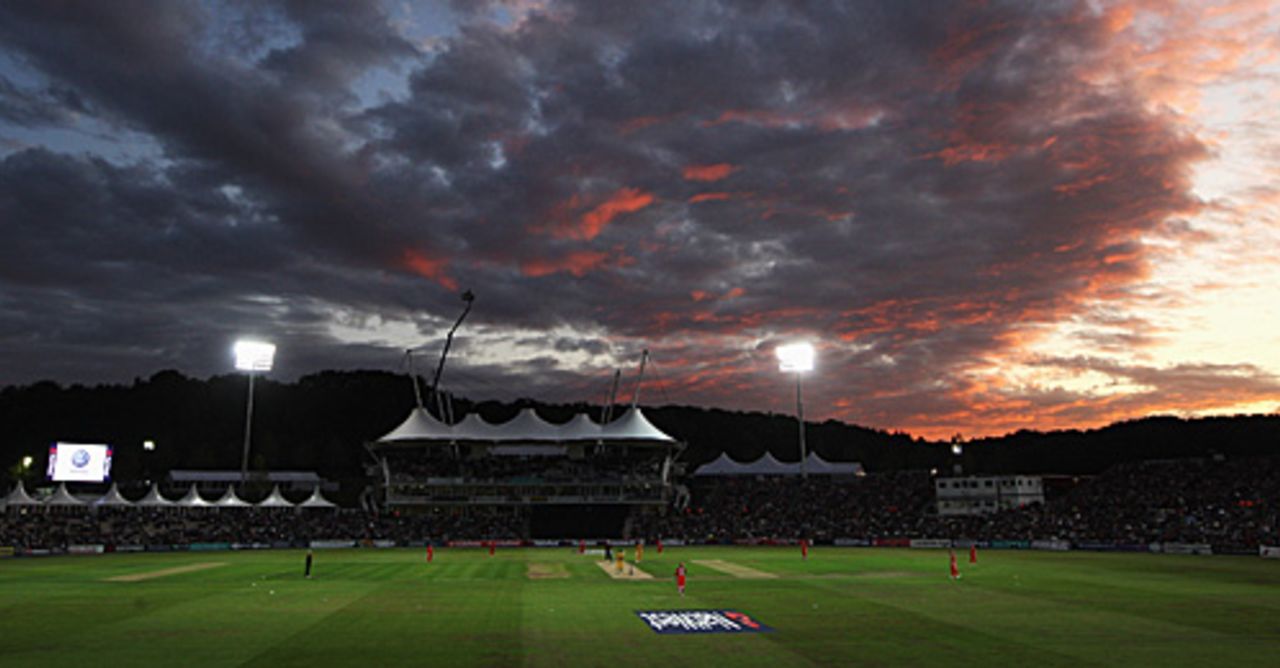 The floodlights take centre stage as the sun sets over The Rose Bowl, England v Australia, 3rd ODI, Southampton, September 9, 2009