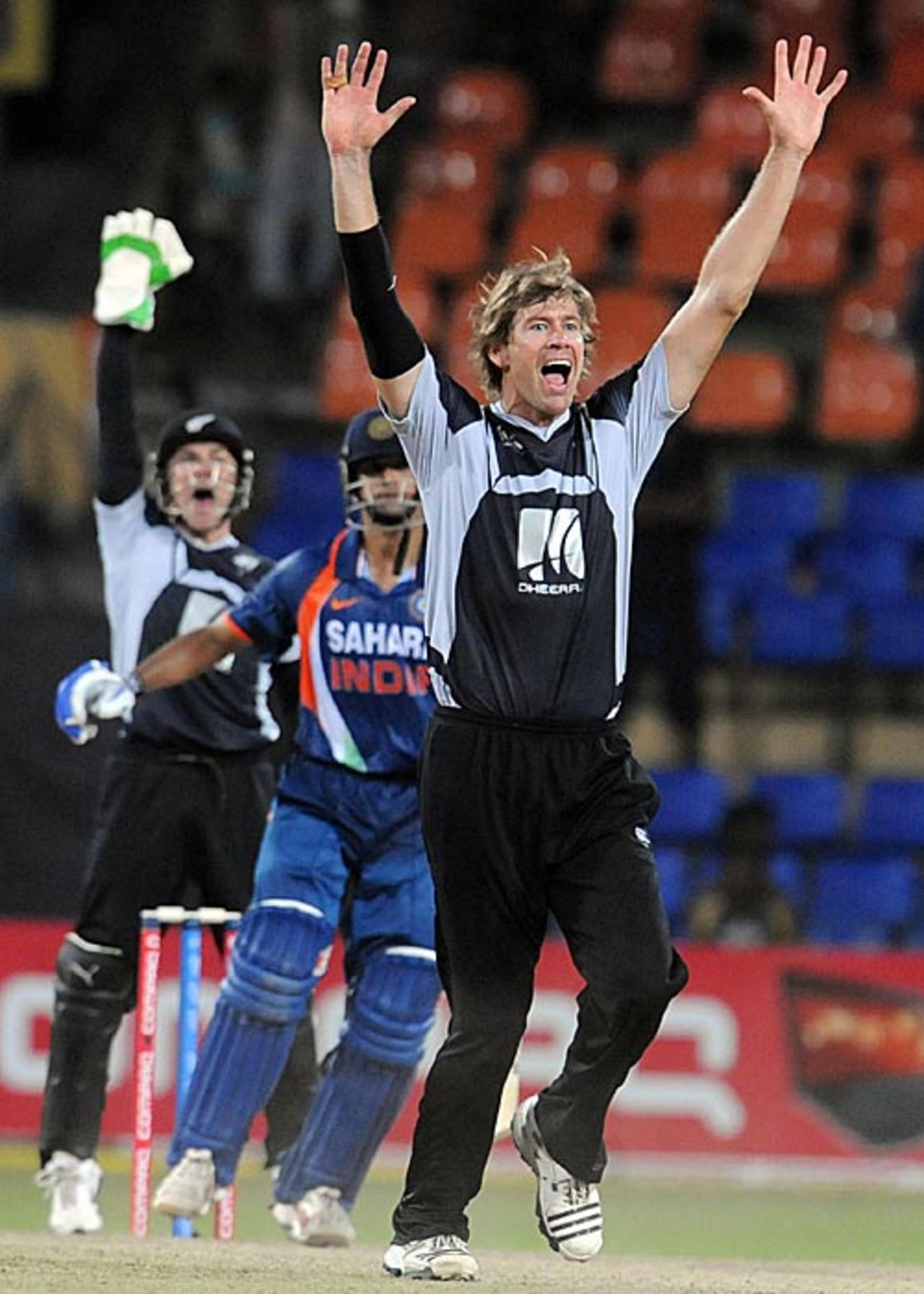 Jacob Oram wins an lbw call against Rahul Dravid, India v New Zealand, 2nd match, Compaq Cup, Colombo, September 11, 2009
