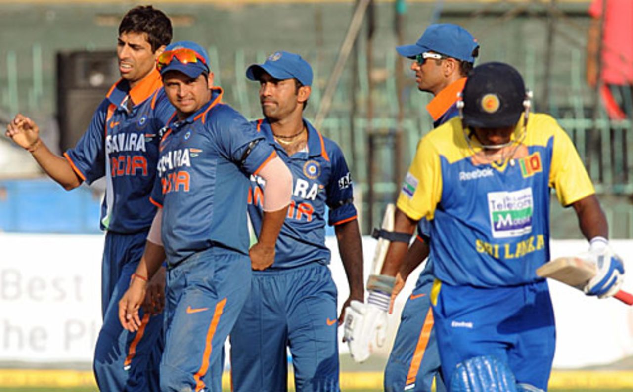 Suresh Raina had Angelo Mathews stumped for 19, Sri Lanka v India, Compaq Cup, 3rd match, Colombo, September 12, 2009