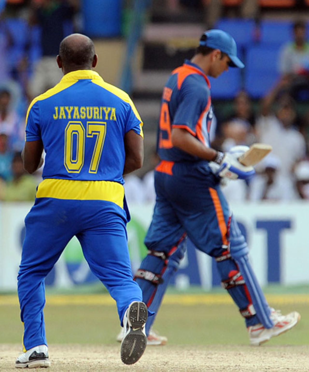 Sanath Jayasuriya celebrates Rahul Dravid's wicket, Sri Lanka v India, Compaq Cup, final, Colombo, September 14, 2009