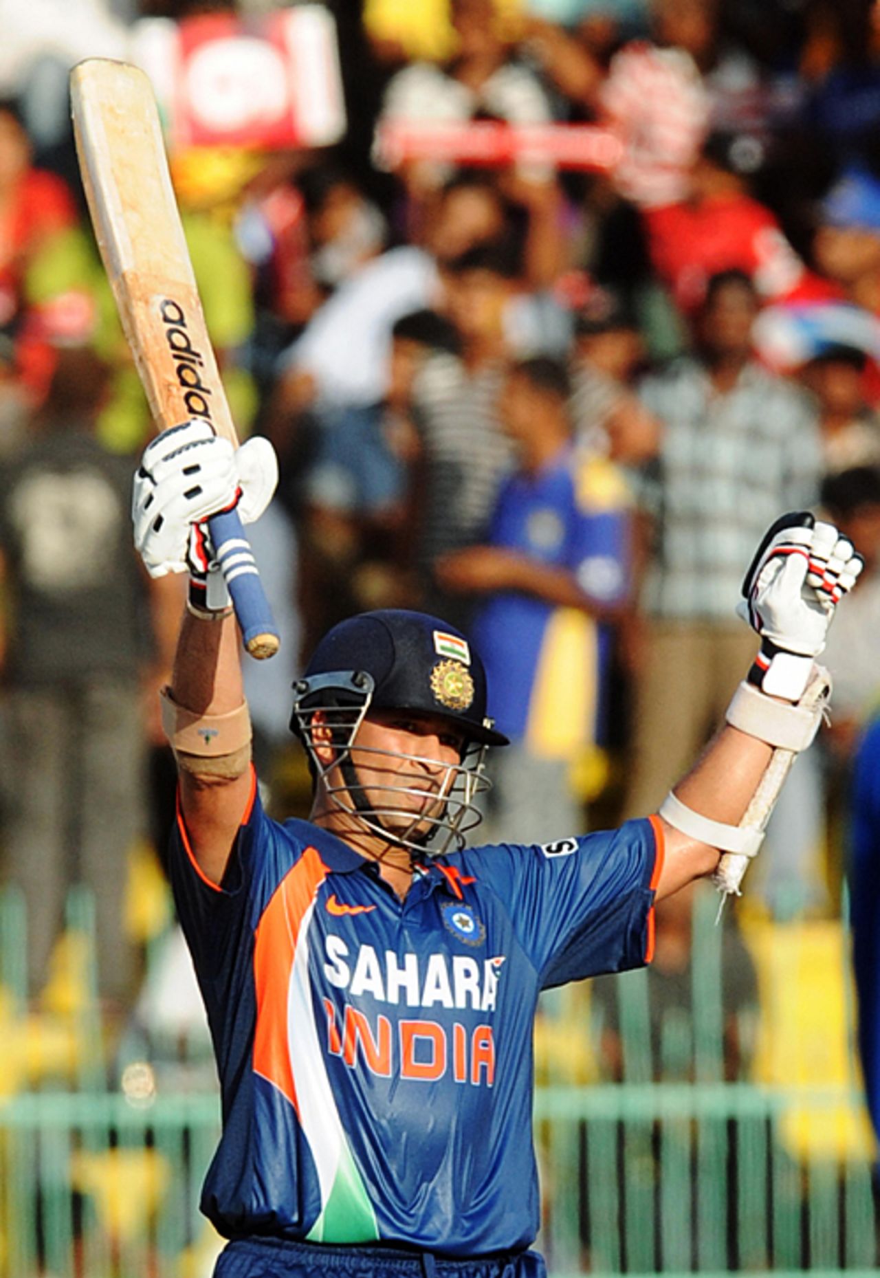Sachin Tendulkar reaches his 44th ODI hundred, Sri Lanka v India, Compaq Cup, final, Colombo, September 14, 2009