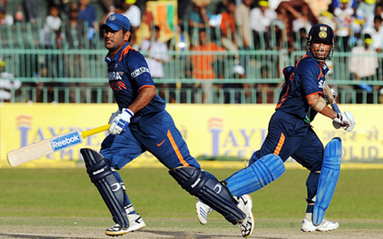 MS Dhoni and Sachin Tendulkar steal a single, Sri Lanka v India, Compaq Cup, final, Colombo, September 14, 2009