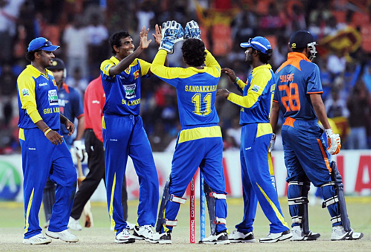Team-mates congratulate Thilan Thushara on gettting rid of Yusuf Pathan, Sri Lanka v India, Compaq Cup, final, Colombo, September 14, 2009