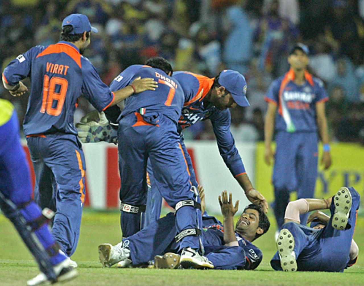 RP Singh is mobbed by team-mates after dismissing Kumar Sangakkara, Sri Lanka v India, Compaq Cup, final, Colombo, September 14, 2009