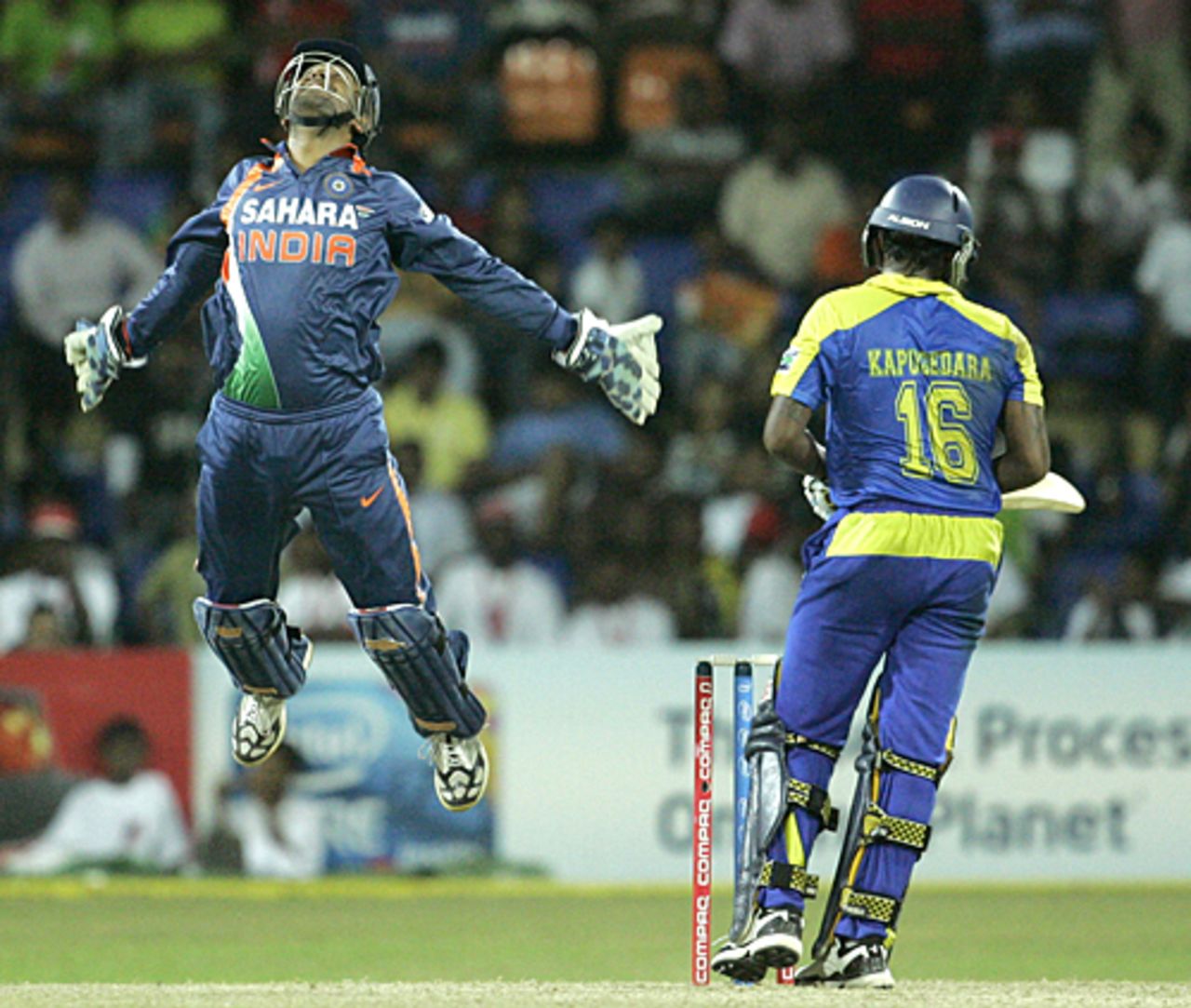 MS Dhoni celebrates after latching on to an edge from Chamara Kapugedera, Sri Lanka v India, Compaq Cup, final, Colombo, September 14, 2009